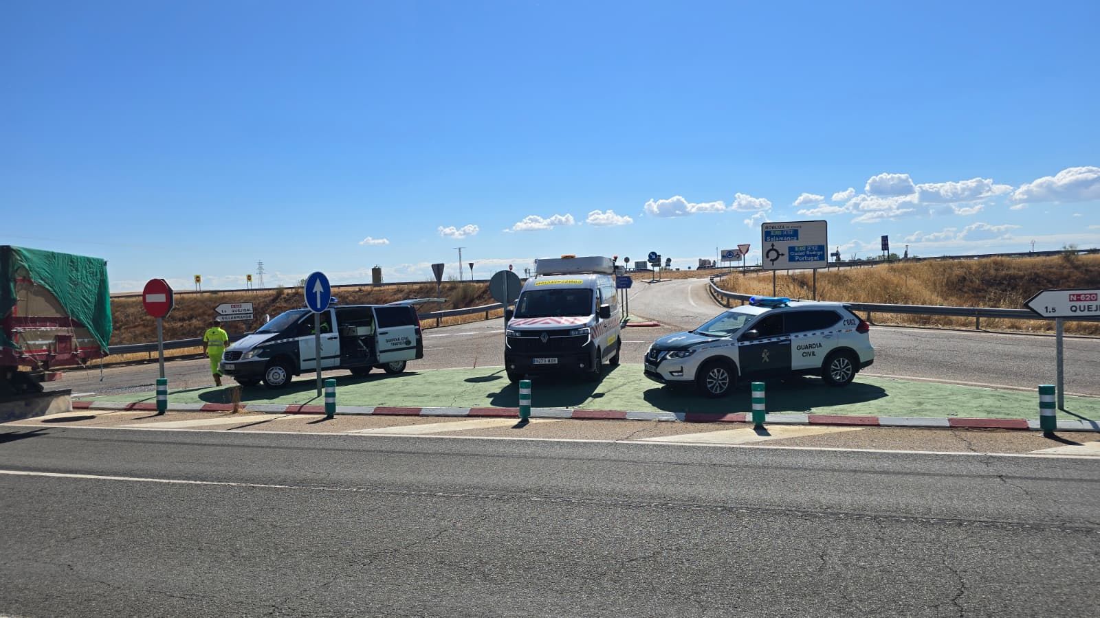 Accidente entre dos camiones en Robliza de Cojos