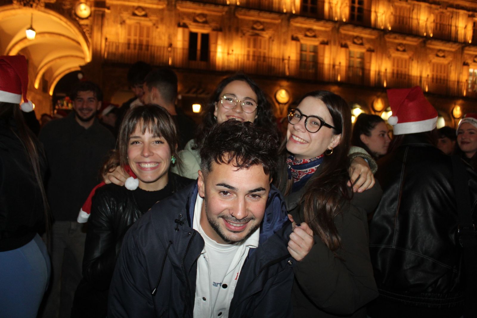Miles de personas disfrutan de las campanadas y la fiesta del Fin de Año Universitario