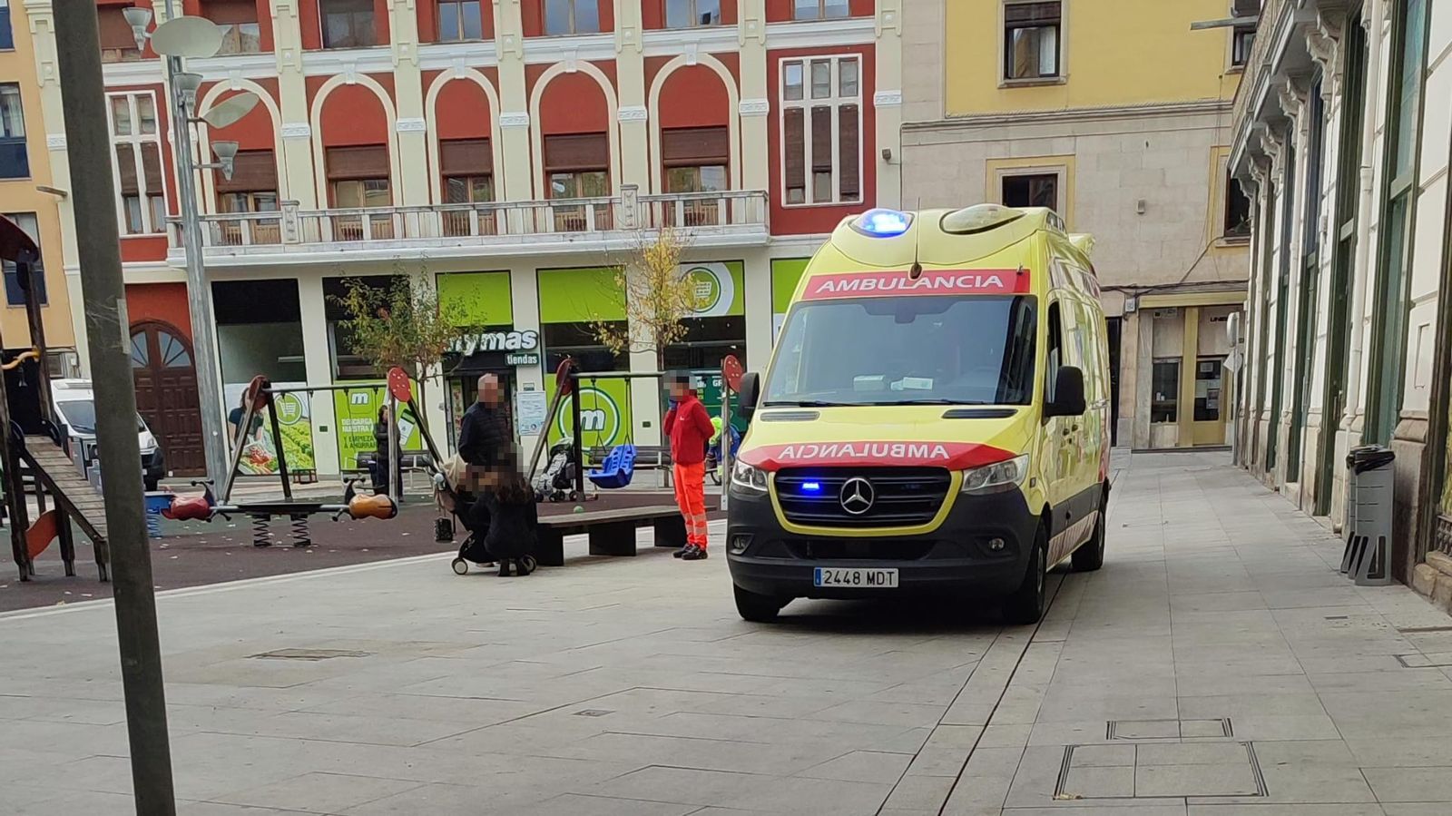 Incidente sanitario en la Plaza del Maestro Haedo este viernes. Ambulancia en el lugar