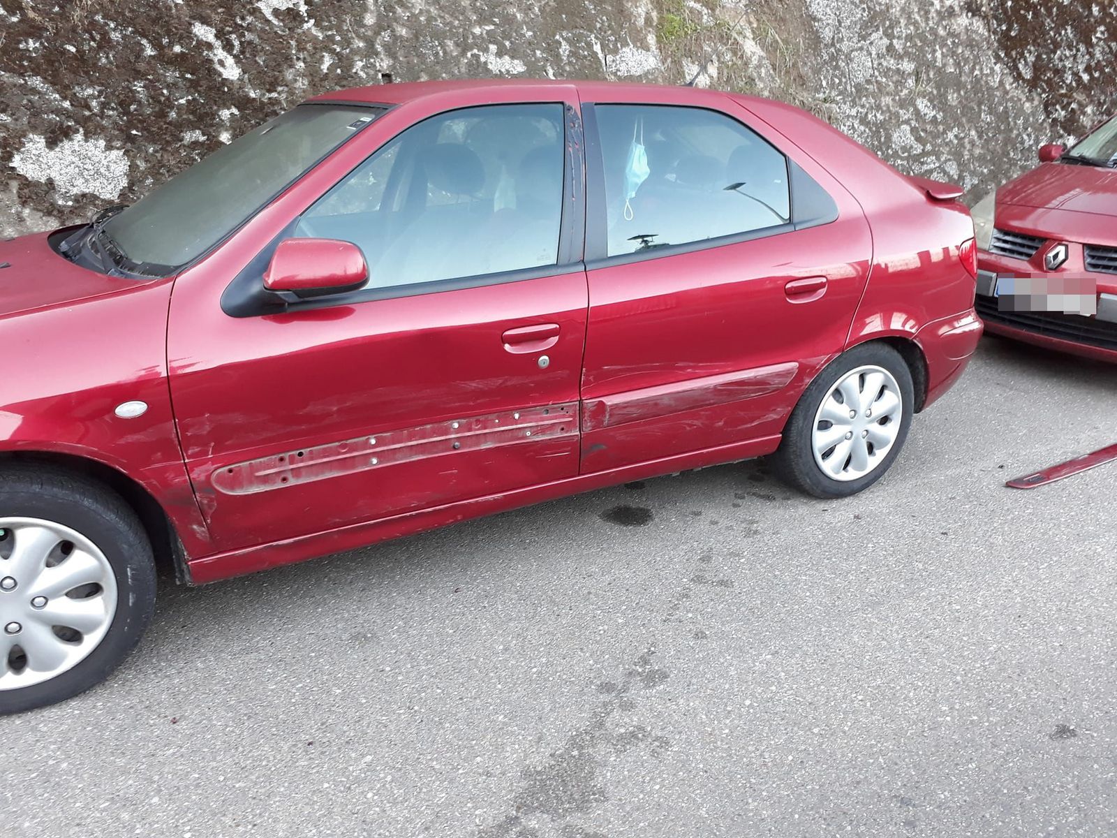 El coche que ha sufrido el golpe en la carretera de la Estación (2)