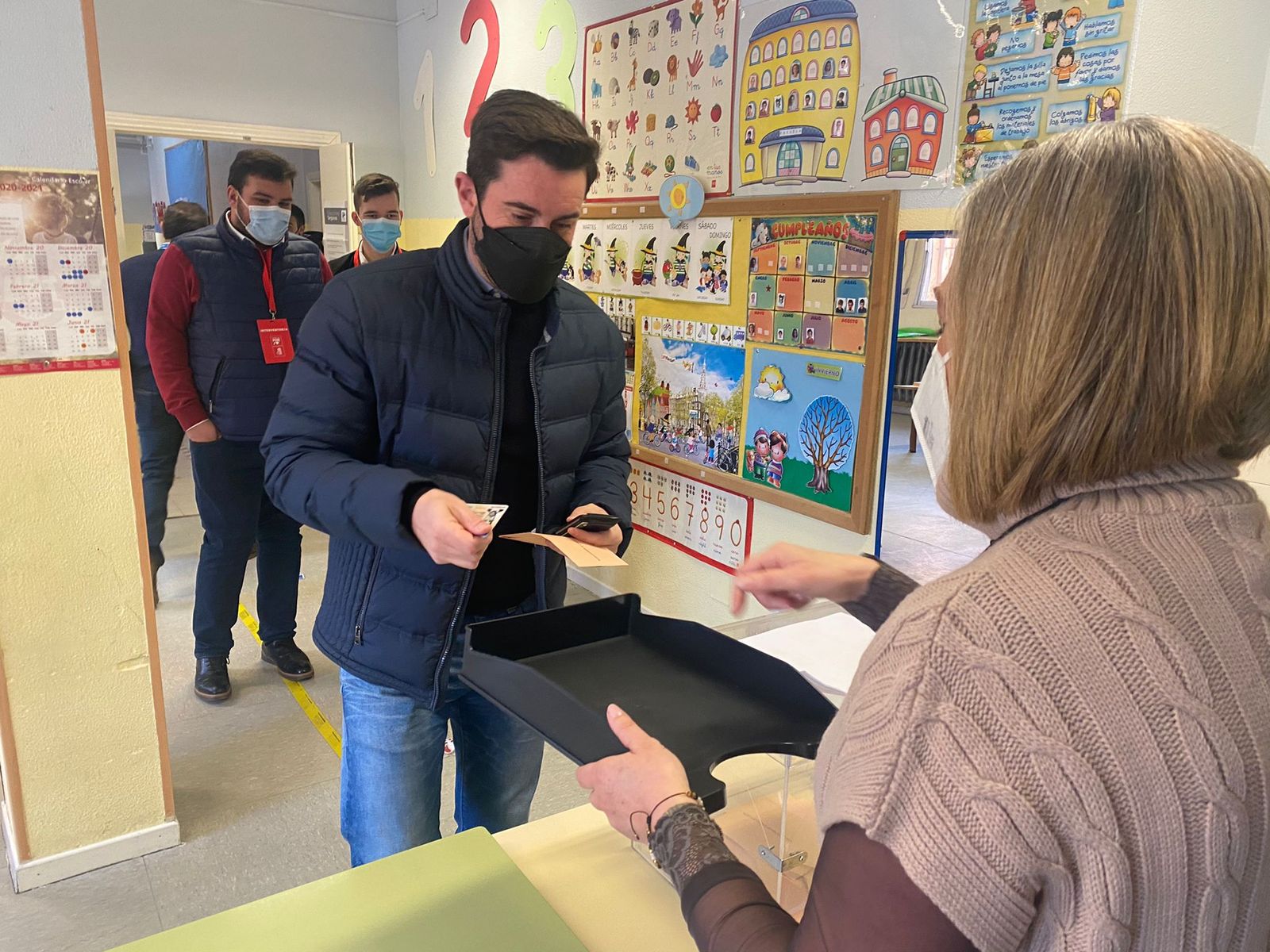 Antidio Fagúndez vota en el Gonzalo de Berceo