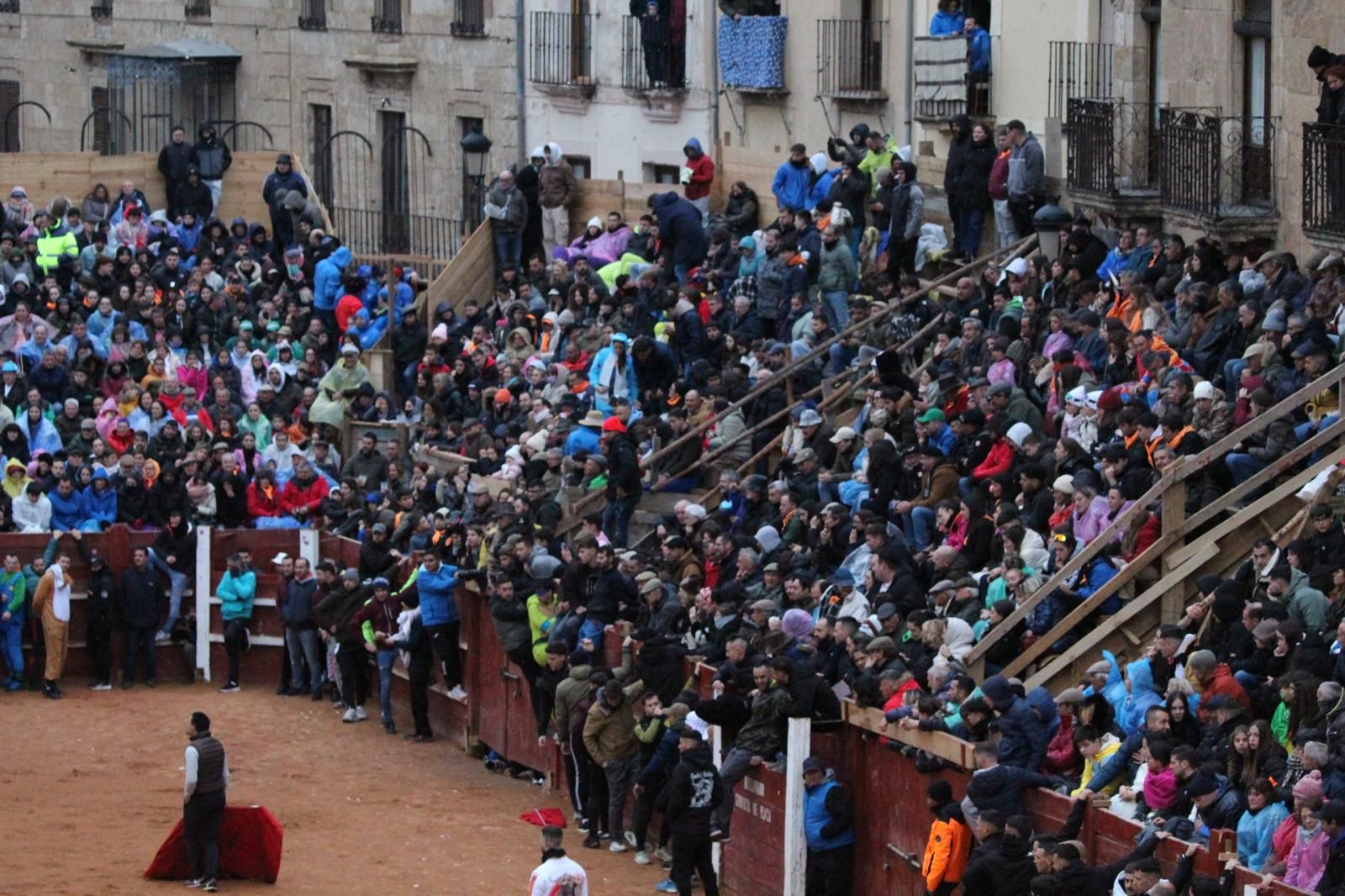 ambiente-y-capea-vespertina-sabado-de-carnaval-en-ciudad-rodrigo-2025-fotos-belen-hurtado-26