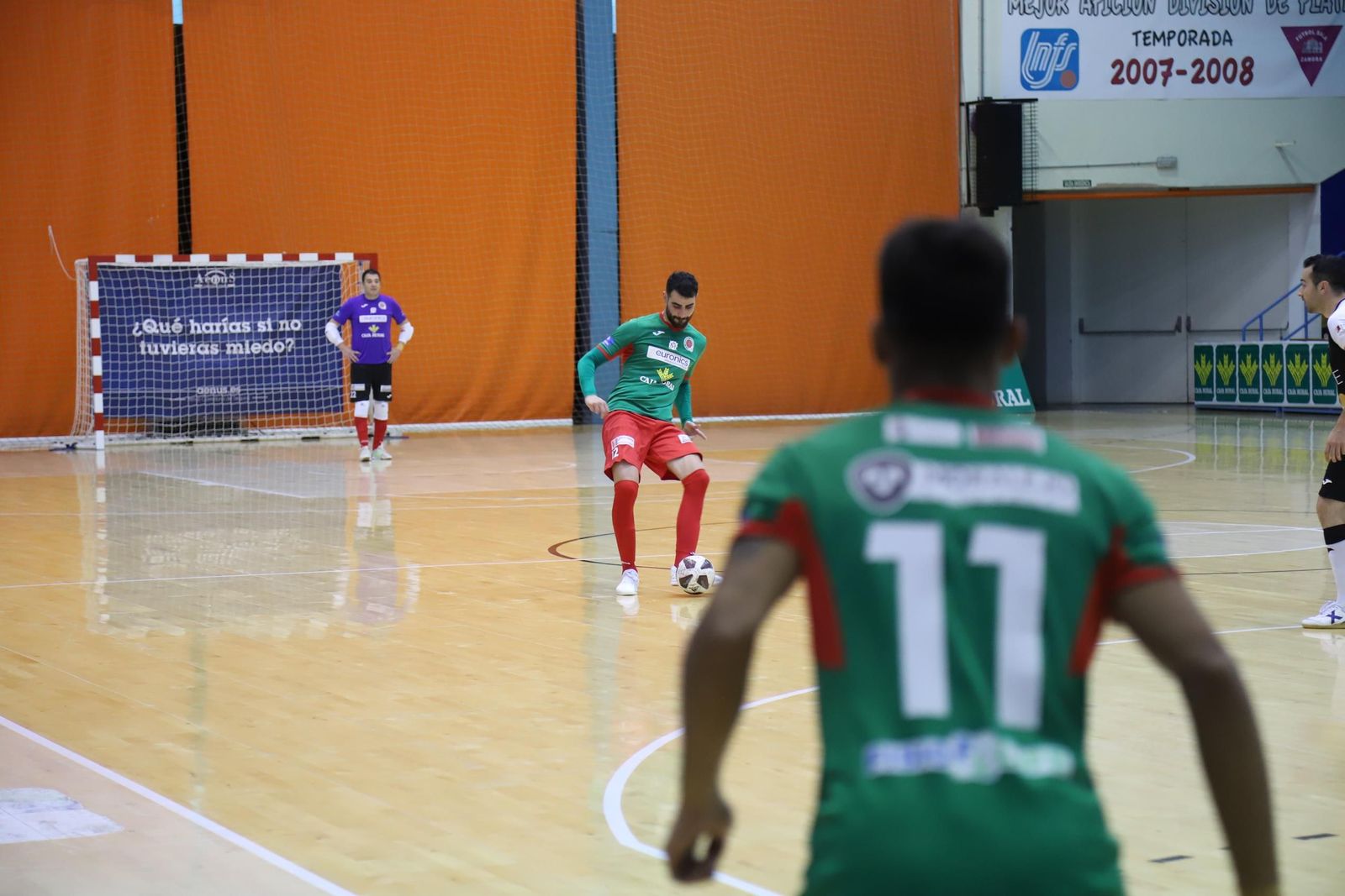 Álvaro pasa una bola