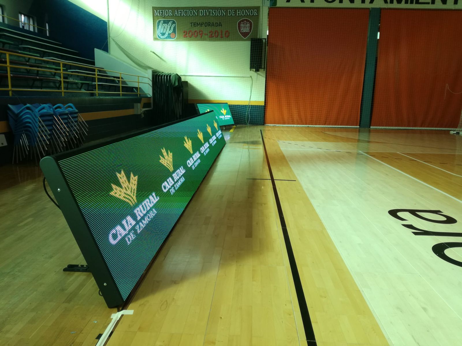 Nueva publicidad en el pabellón Ángel Nieto