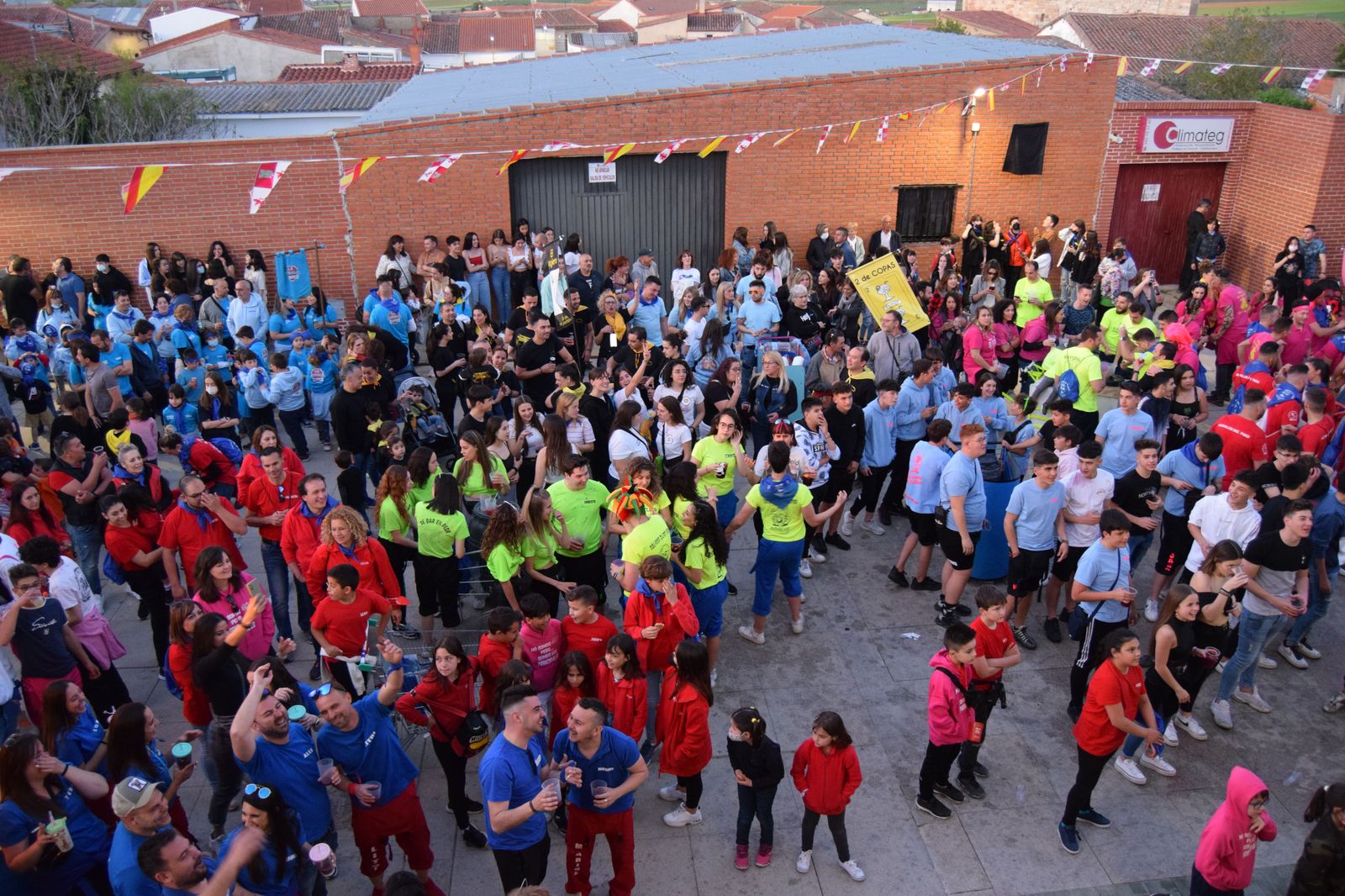 Las peñas llenan de color las fiestas del Cristo de Morales