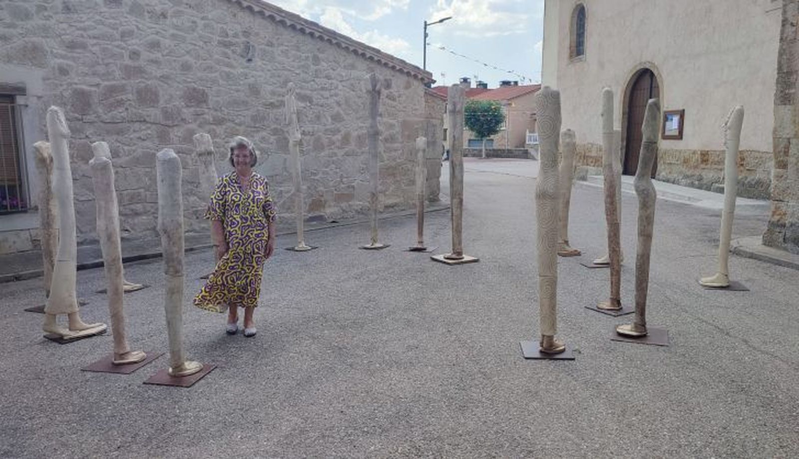 Amelia García junto a su exposición en Valverdón