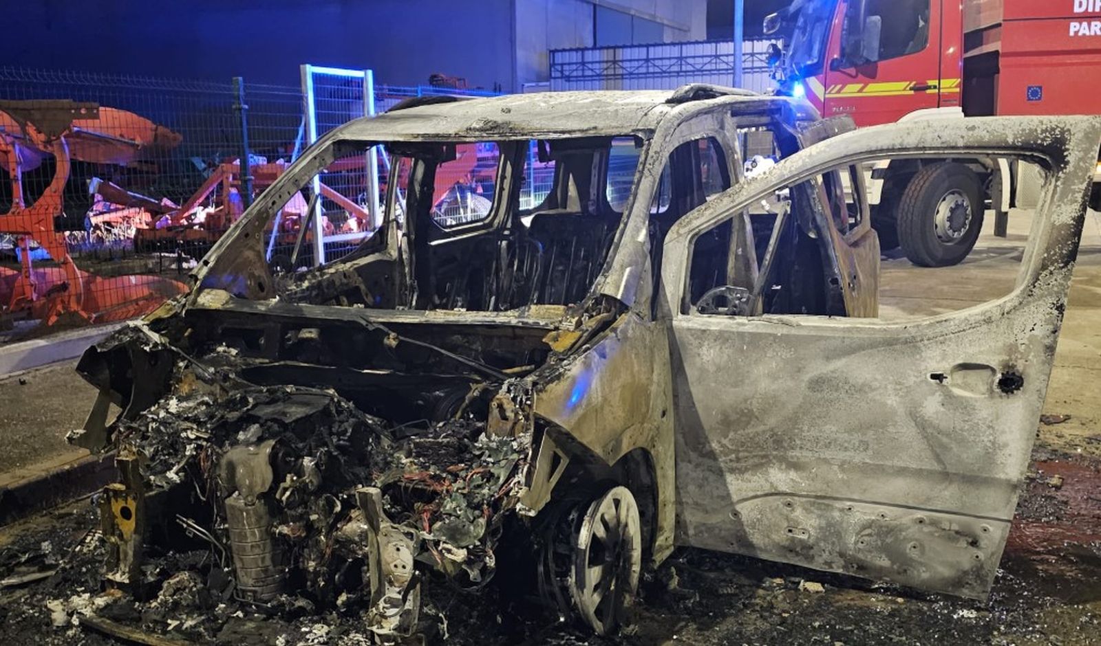 Coche calcinado en Peñaranda. Imagen cecida por Noticias A Tiempo