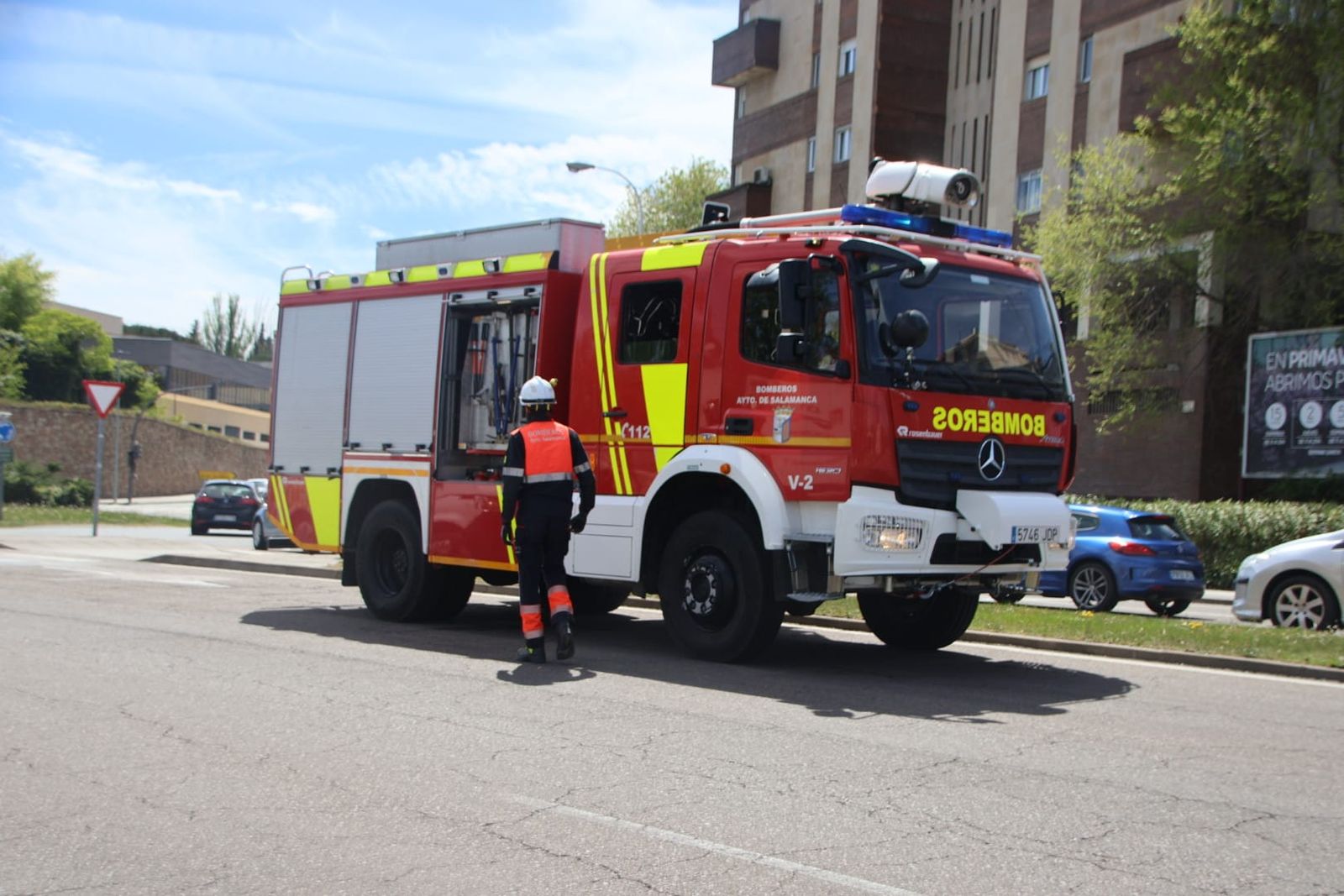 Los bomberos intervienen en la glorieta Leonardo da Vinci por un vertido de aceite tras un golpe a un turismo
