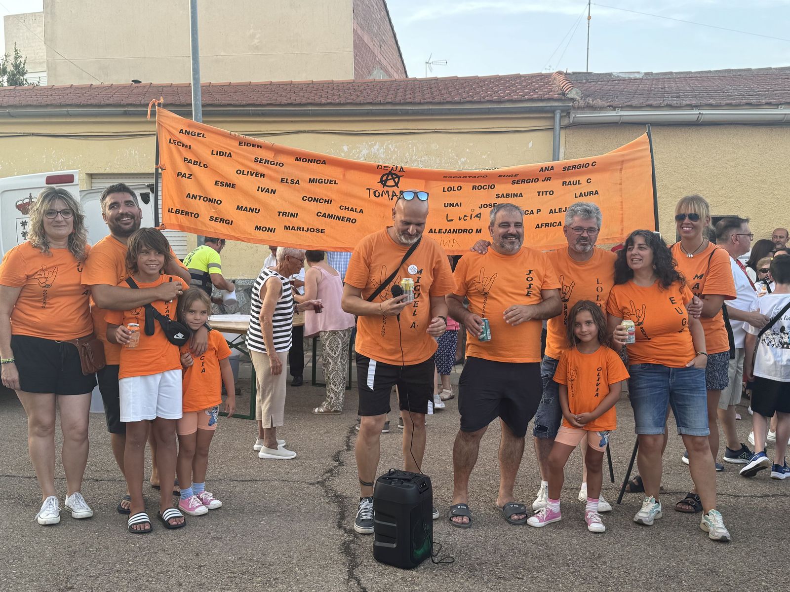 Doñinos de Salamanca. Pregón a cargo de la Asociación Noonan con Celia Vega Cepriá. Acto amenizado con sangría y la charanga El bombazo.