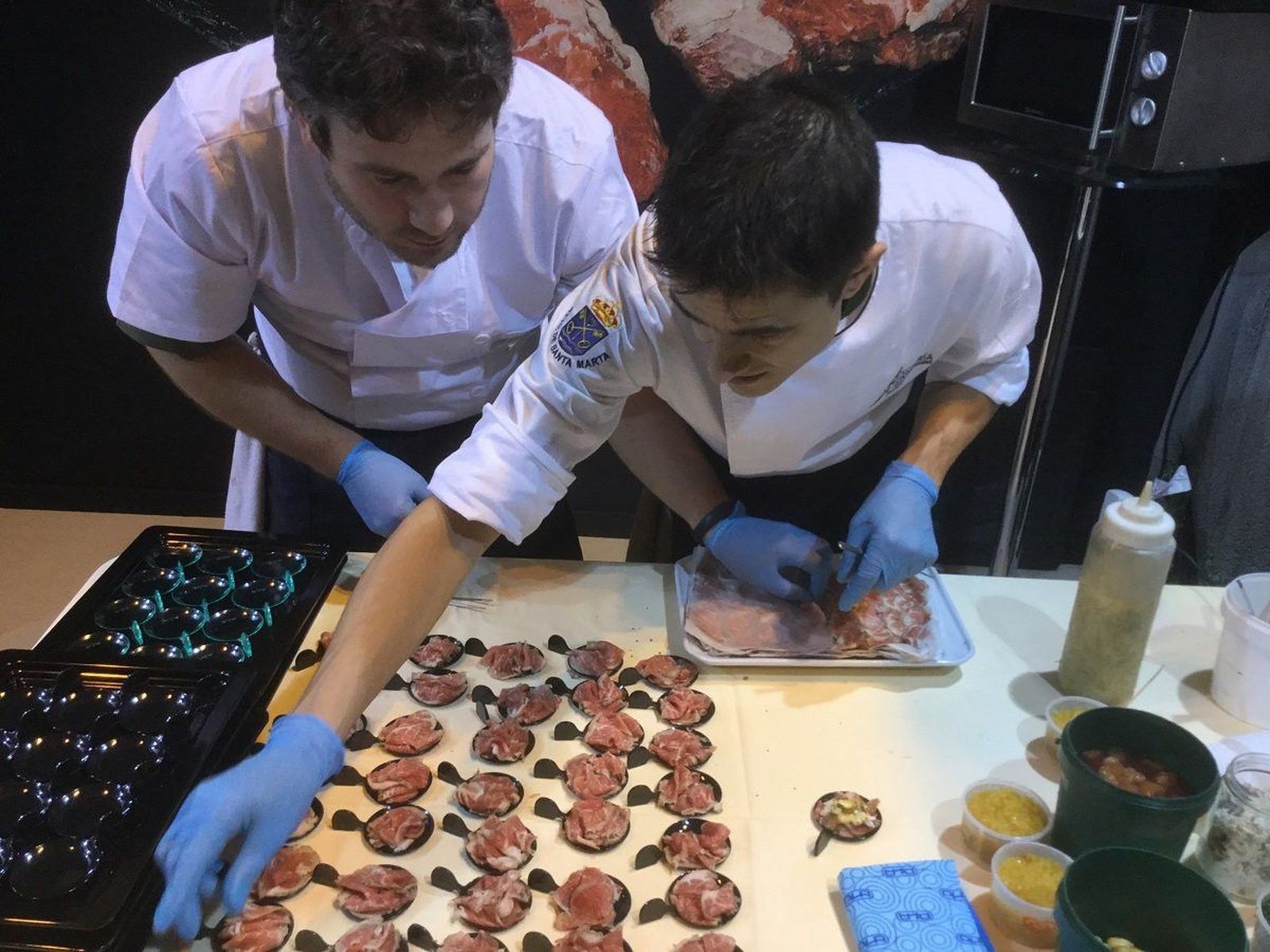 La Escuela de Hostelería de Santa Marta se presenta en Ifema con cuatro tapas de ibérico