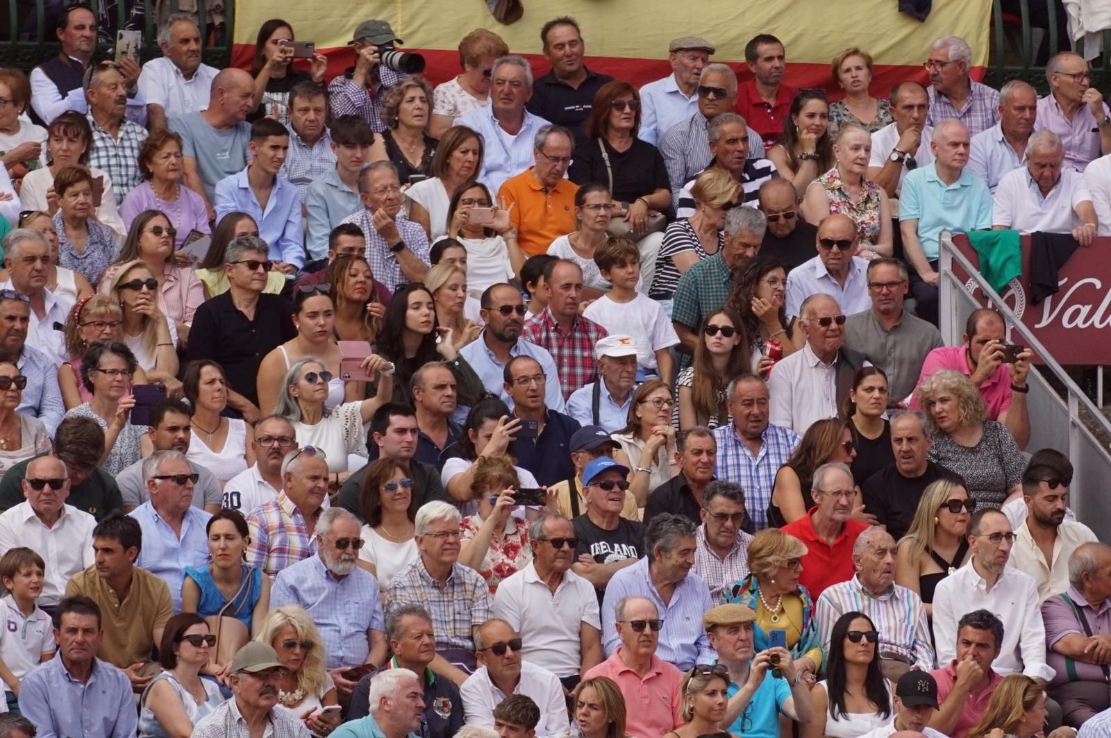 Expectación por ver los caballos de rejoneo en La Glorieta: imágenes del ambiente en los tendidos y en el patio de cuadrillas