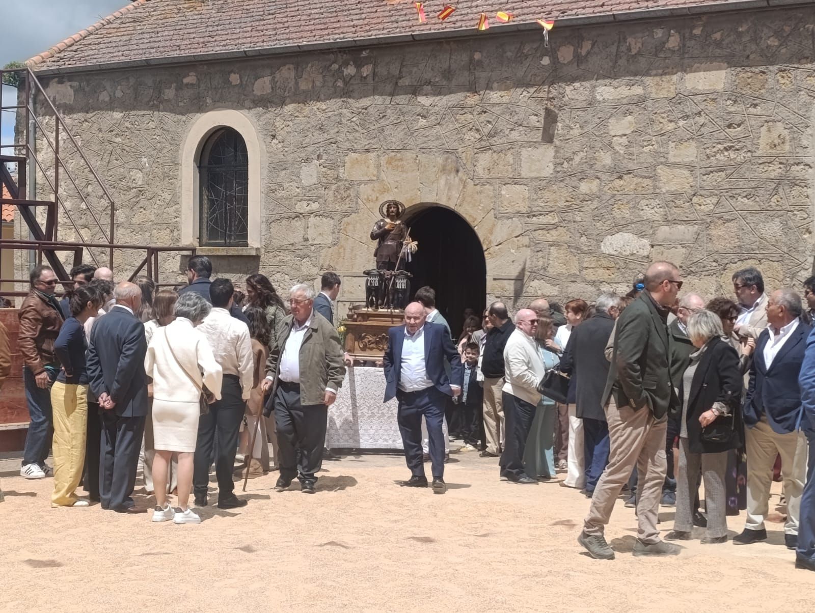 Cabrillas arropa a San Isidro por sus fiestas en el día de la bendición de los campos