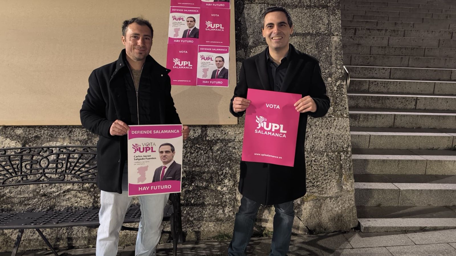 El cabeza de lista de UPL, Carlos Javier Salgado, y el número tres, Luis García, en la pegada de carteles en Béjar