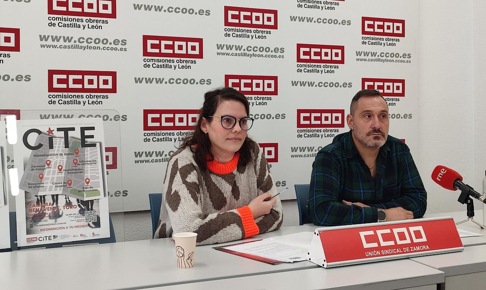Jesús Carretero y Mónica Paule presenta el servicio del CITE en la sede de Comisiones Obreras de Zamora