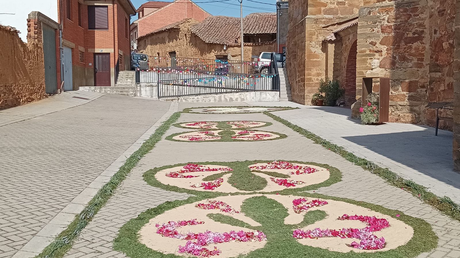 Alfombra floral puerta de la iglesia, Corpus Christi Manganeses de la Polvorosa