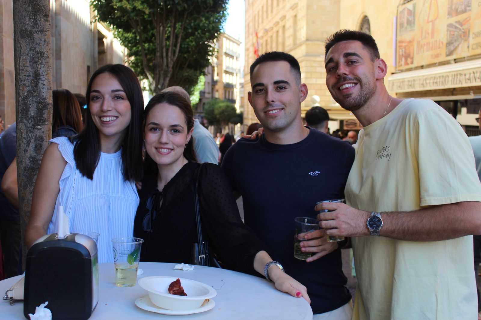 Ambiente en la Feria de Día en el mediodía de este domingo