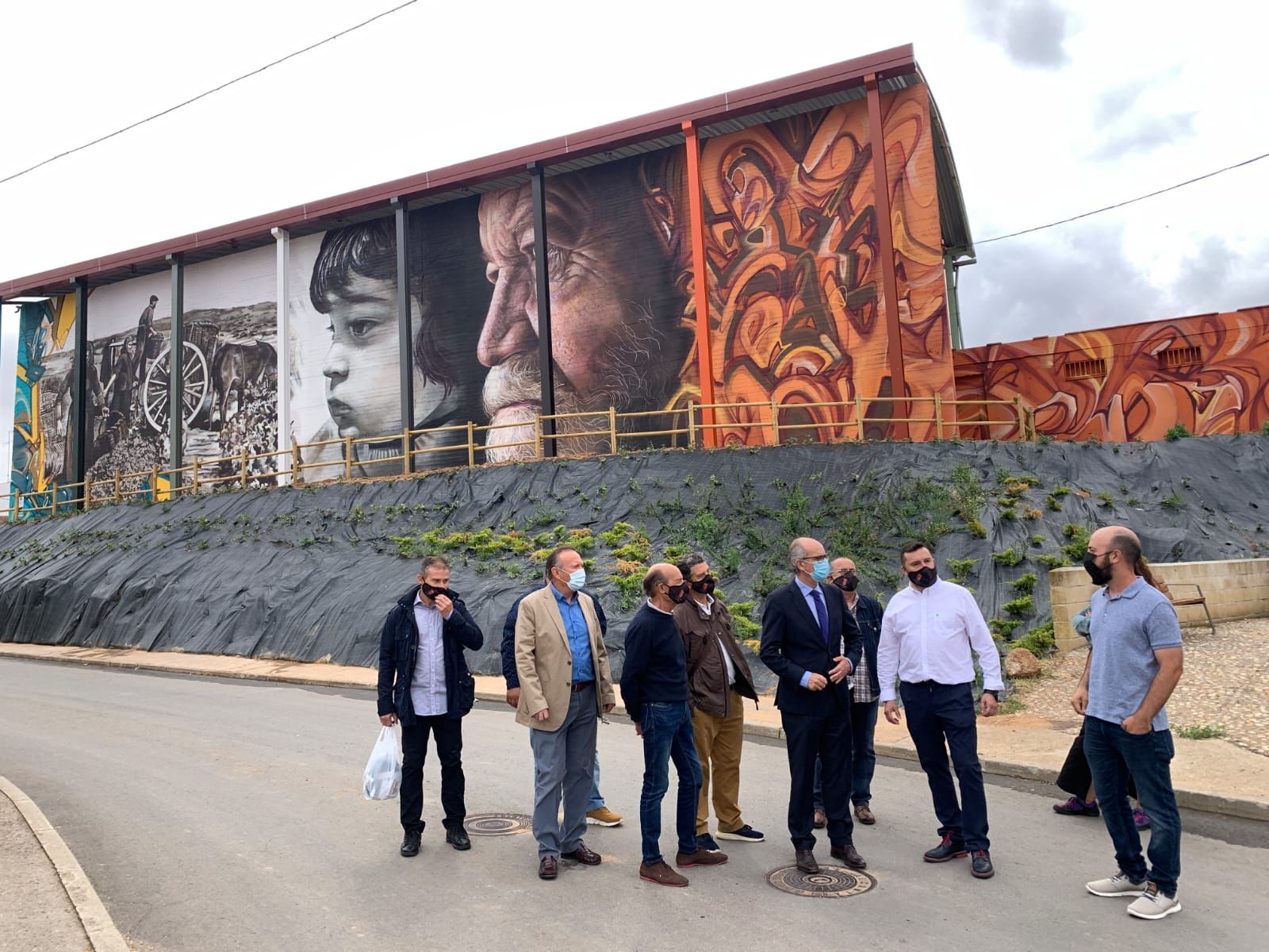 Iglesias y  la Corporación de Castellanos, junto a la obra 'Recuerdo'