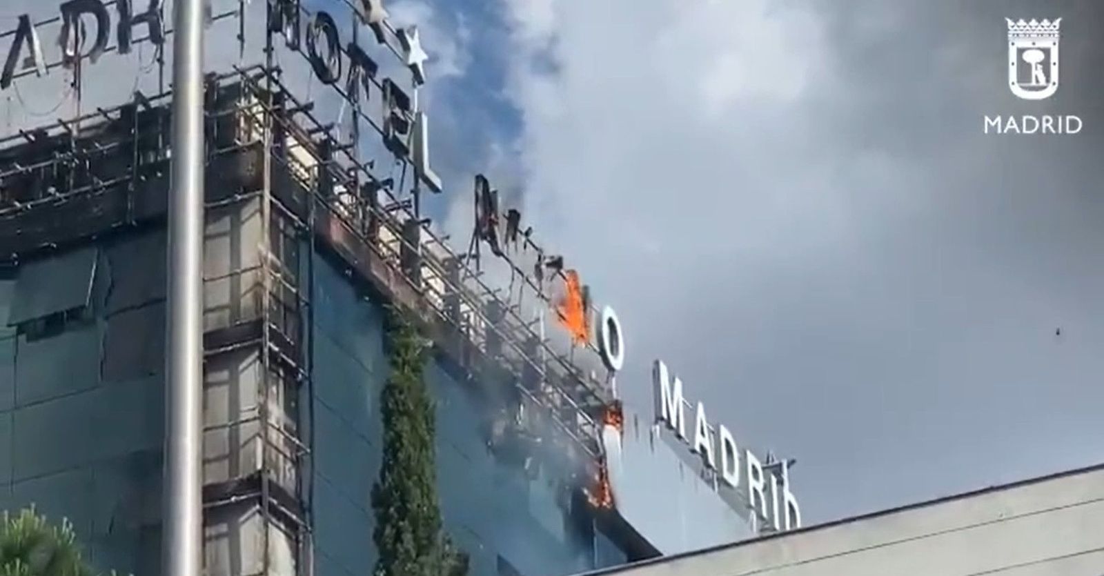 VÍDEO | Un aparatoso incendio en un hotel de Madrid junto a la M-30 provoca una gran columna de humo visible en casi toda la ciudad