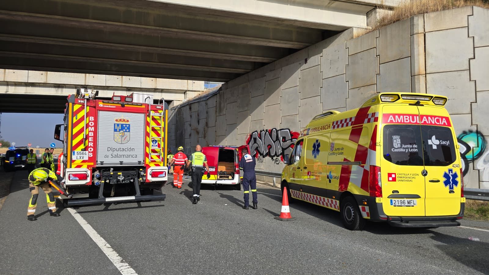 Un vehículo se precipita a unos siete metros de altura desde la A-66 a la N-630