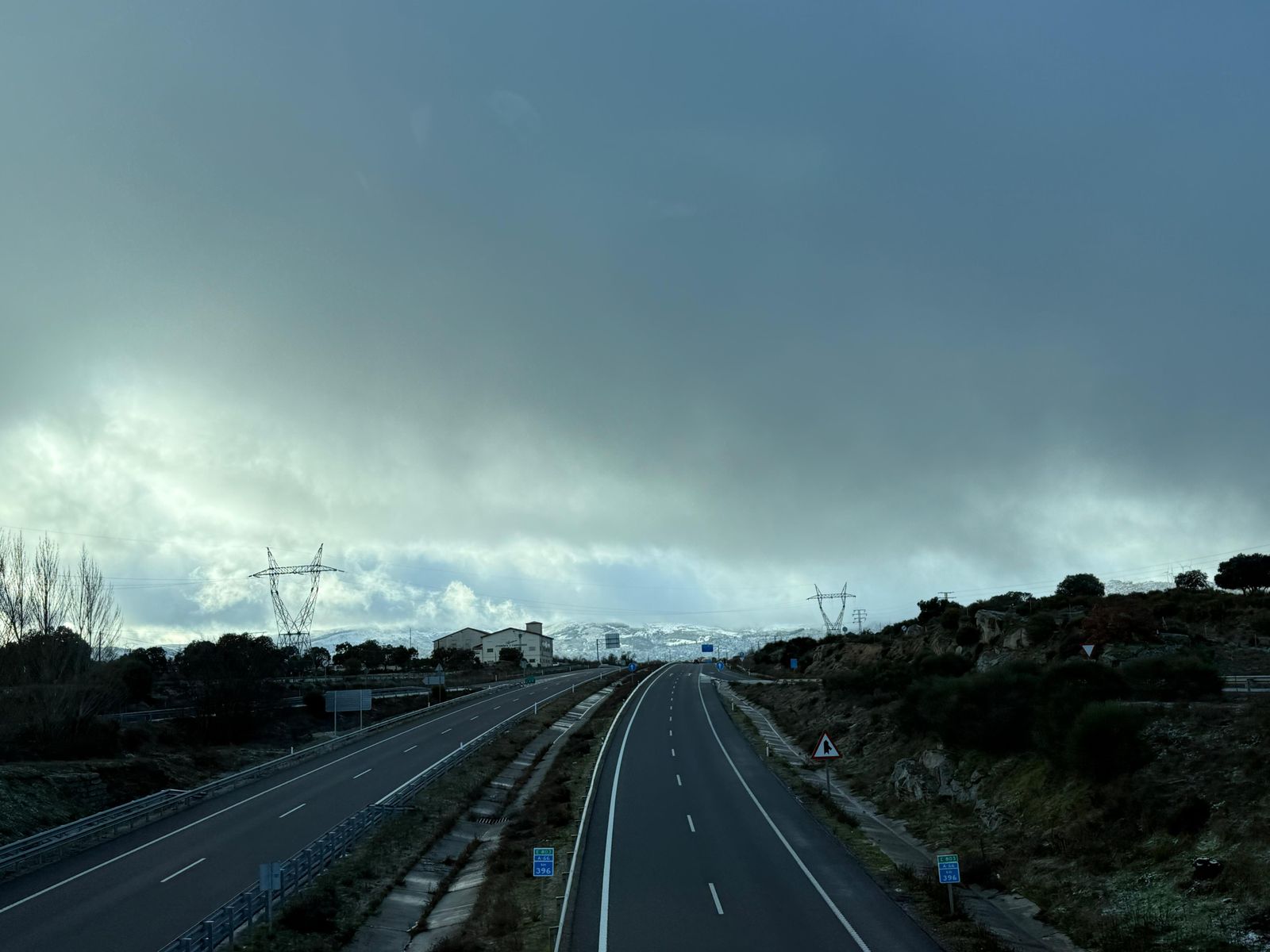 Autovía A 66 con la sierra de Béjar de fondo con nieve