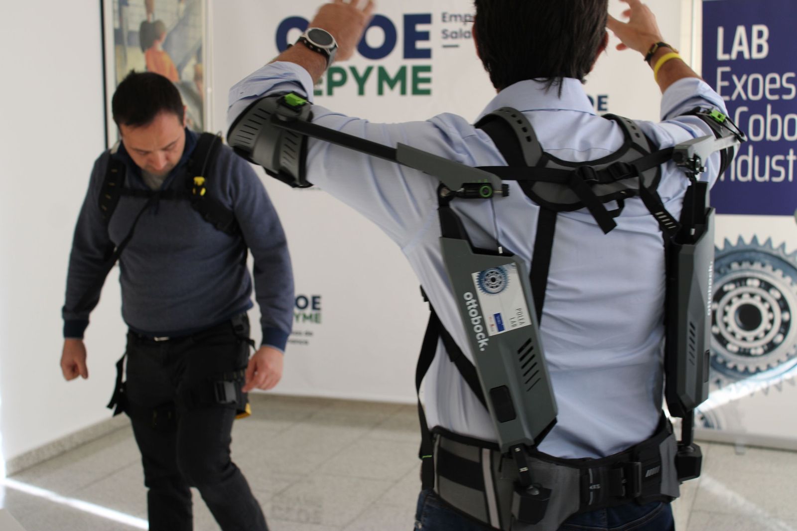 Demostración del funcionamiento de exoesqueletos industriales