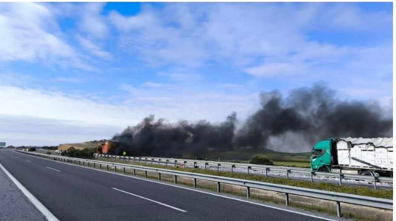 Se incendia un camión tras chocar con otro en la A 62, dirección Salamanca