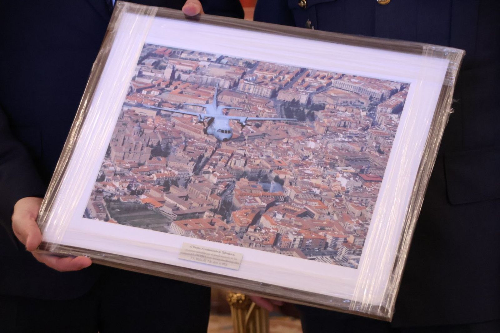 El alcalde de Salamanca, Carlos García Carbayo, entrega la distinción de Huéspedes Distinguidos a la 76ª promoción de la Academia General del Aire y la 33ª promoción de la Academia Básica del Aire