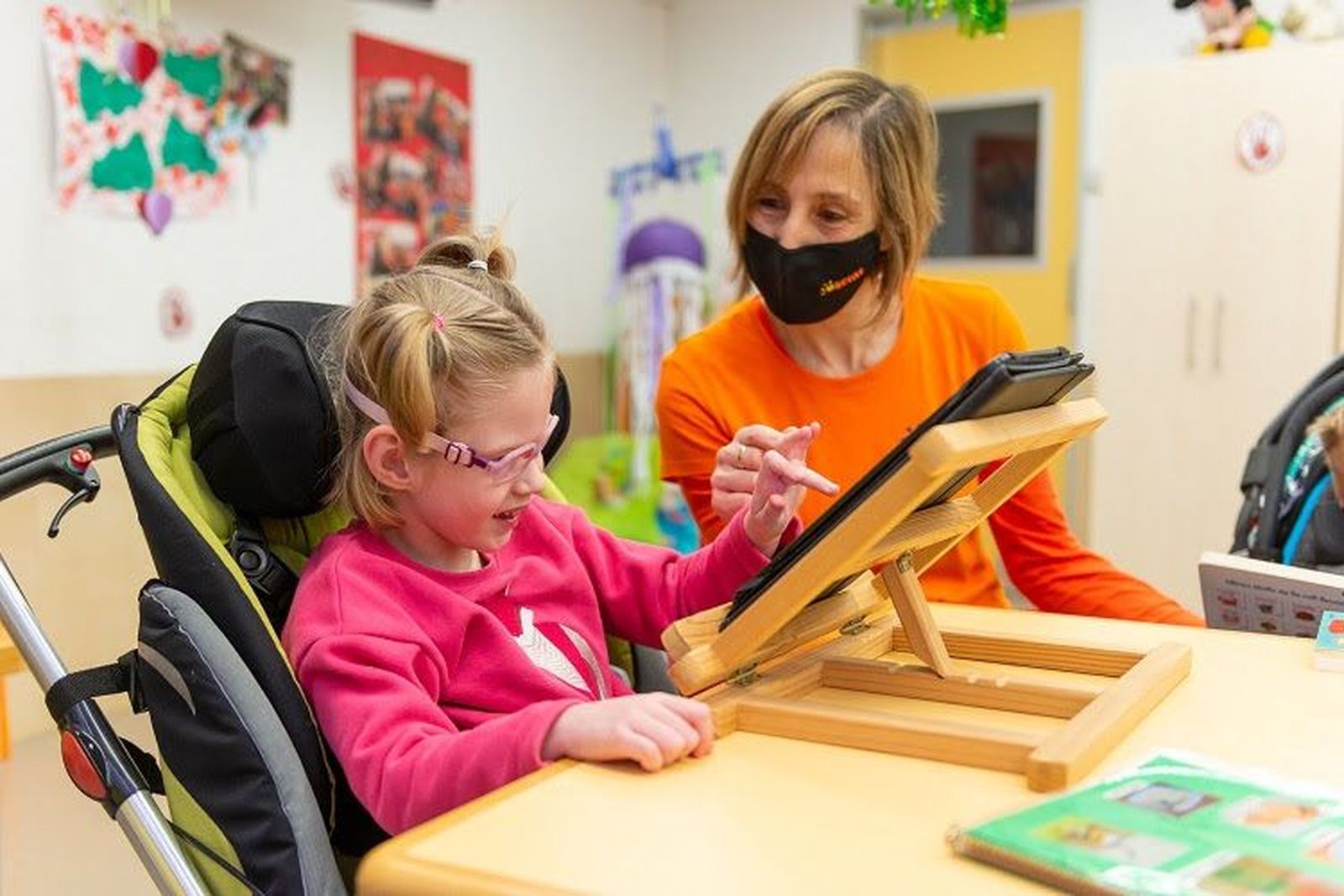 Una alumna con parálisis cerebral durante una clase. Foto Aspace (Foto de archivo)
