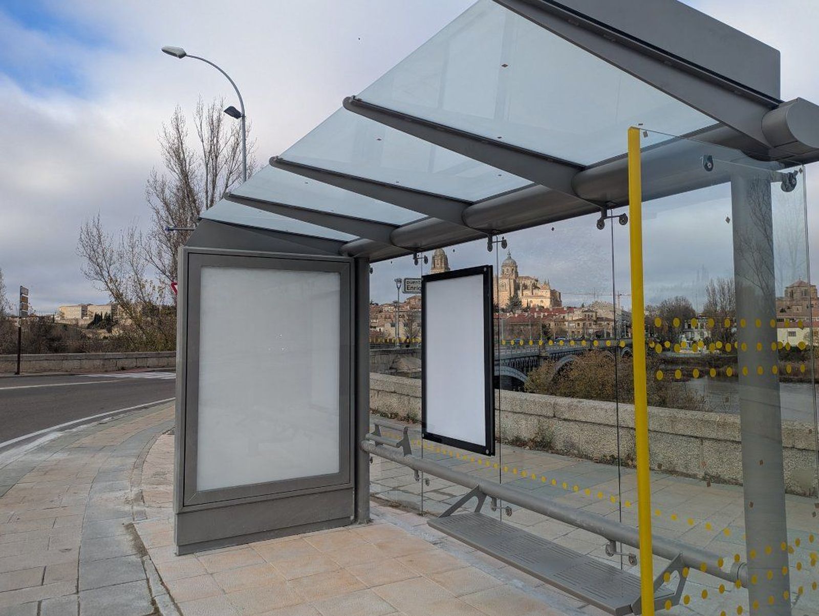 Nueva marquesina de autobús junto al puente de Enrique Estevan