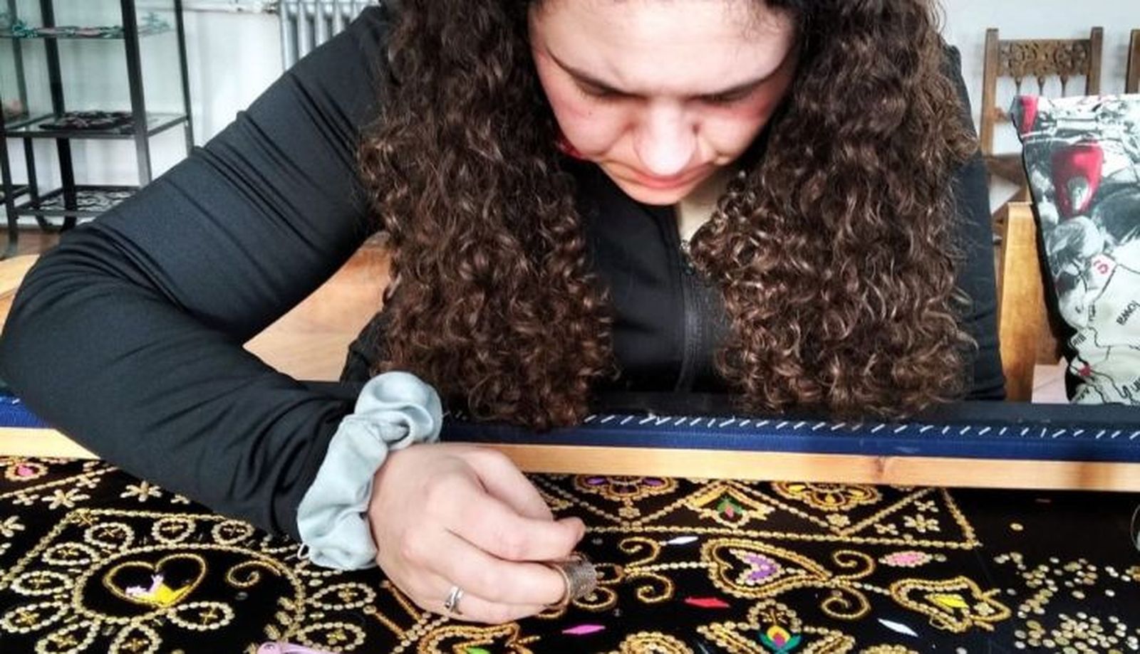 Una de las alumnas de la Escuela de Bordados de Carbajales Una de las alumnas de la Escuela de Bordados de Carbajales