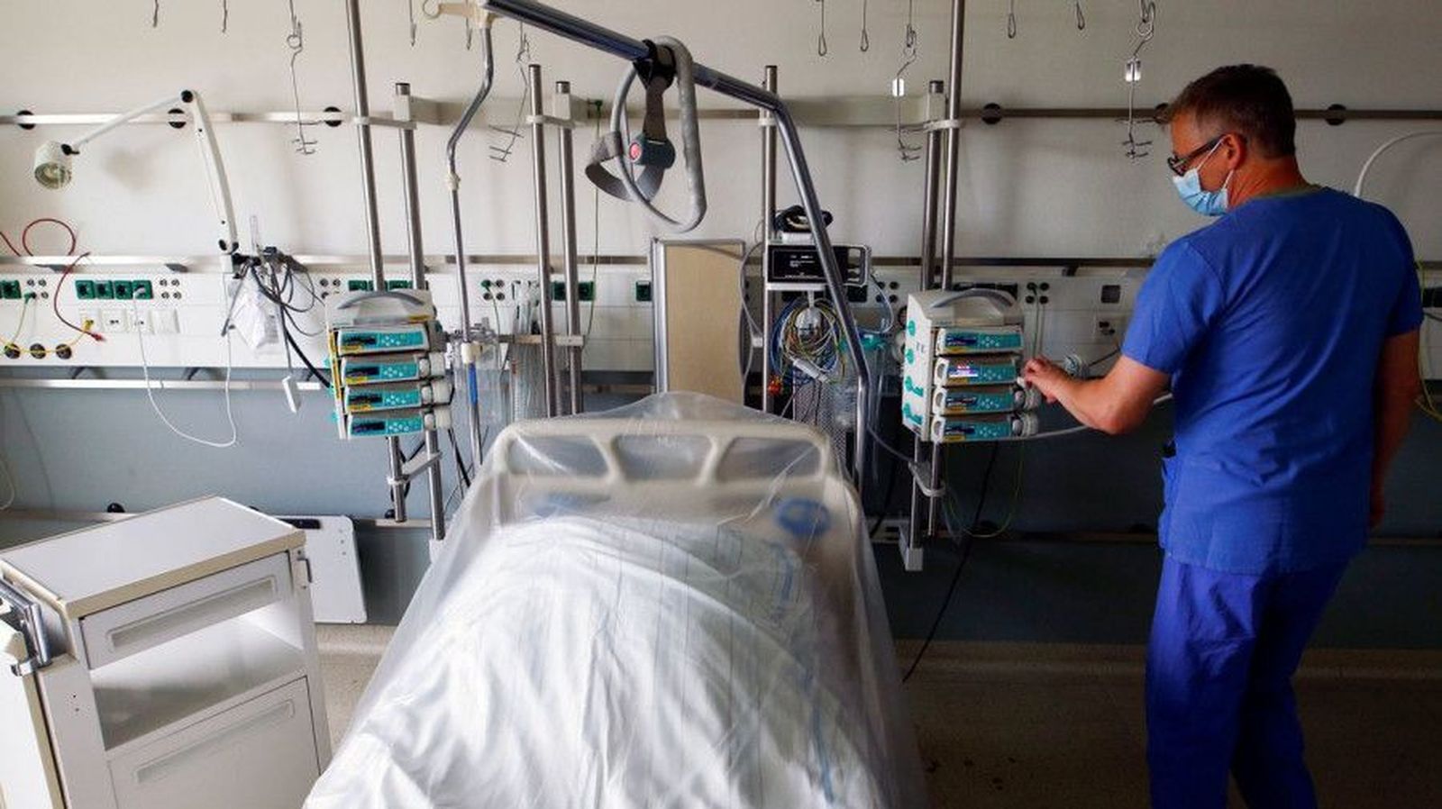 Un sanitario, dentro de una habitación de hospital