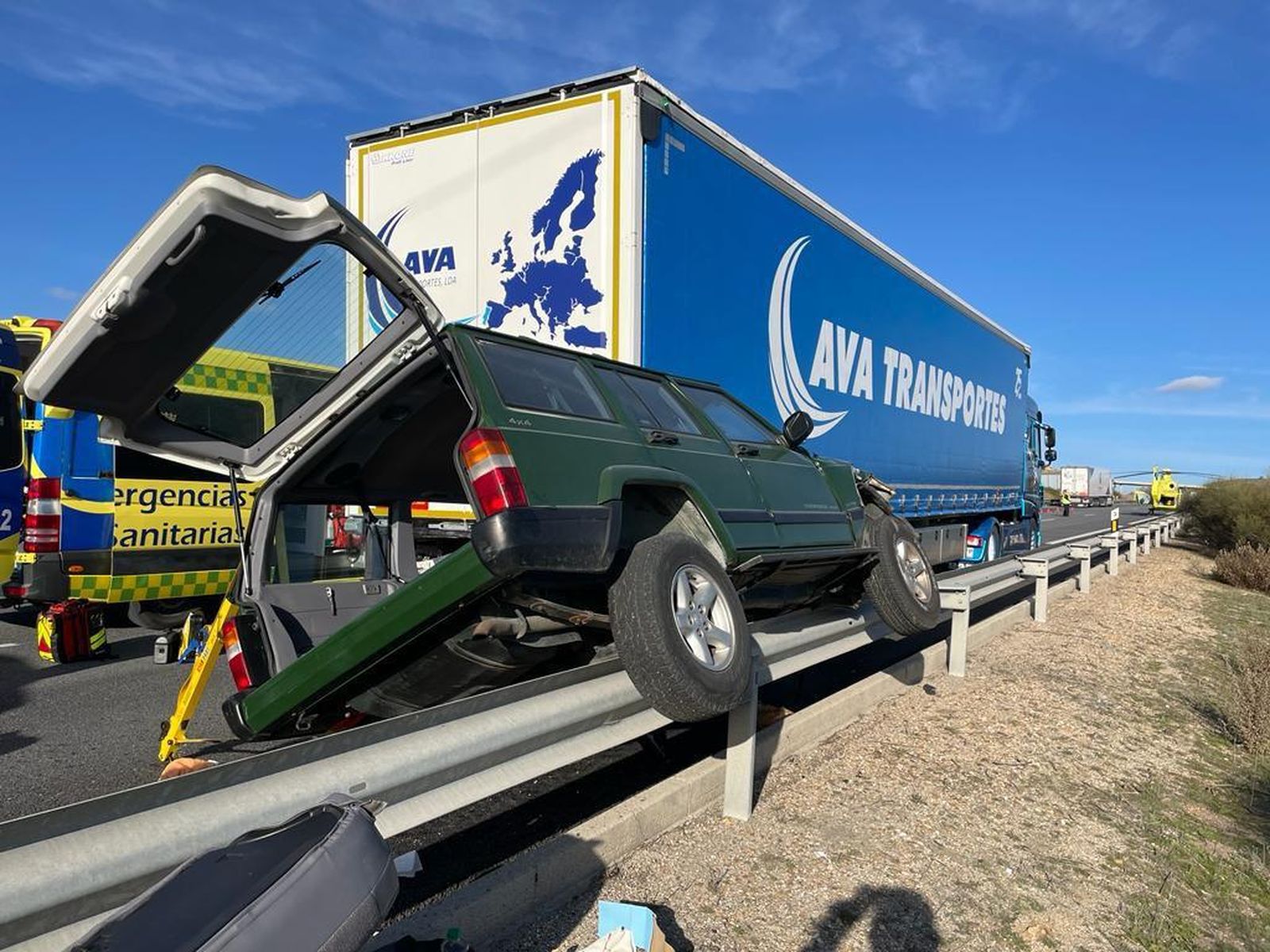 Bomberos y Guardia Civil socorren a un herido en la A-62. | ICAL