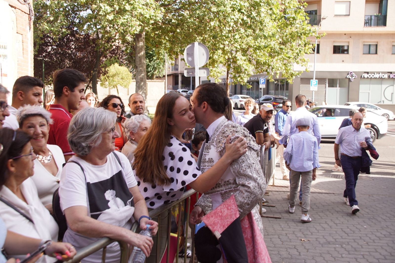 Así se ha vivido la primera corrida de la feria 2025 en La Glorieta: imágenes del ambiente en los tendidos y en el patio de cuadrillas