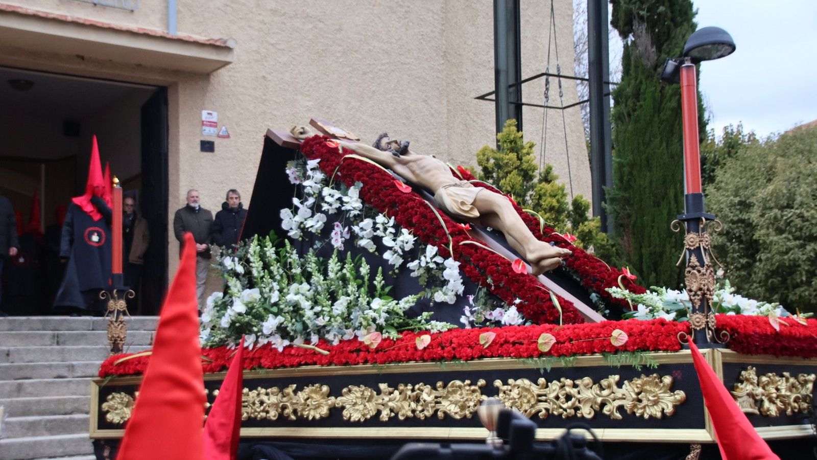 El Cristo de la Vela y Nuestra Señora del Silencio saluda a los fieles en la Iglesia de Jesús Obrero en Salamanca en la Semana Santa de Salamanca 2024