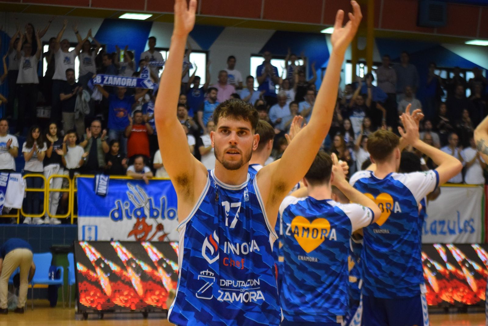 Toni Naspler, jugador del CB Zamora, alentando a la grada. Archivo.