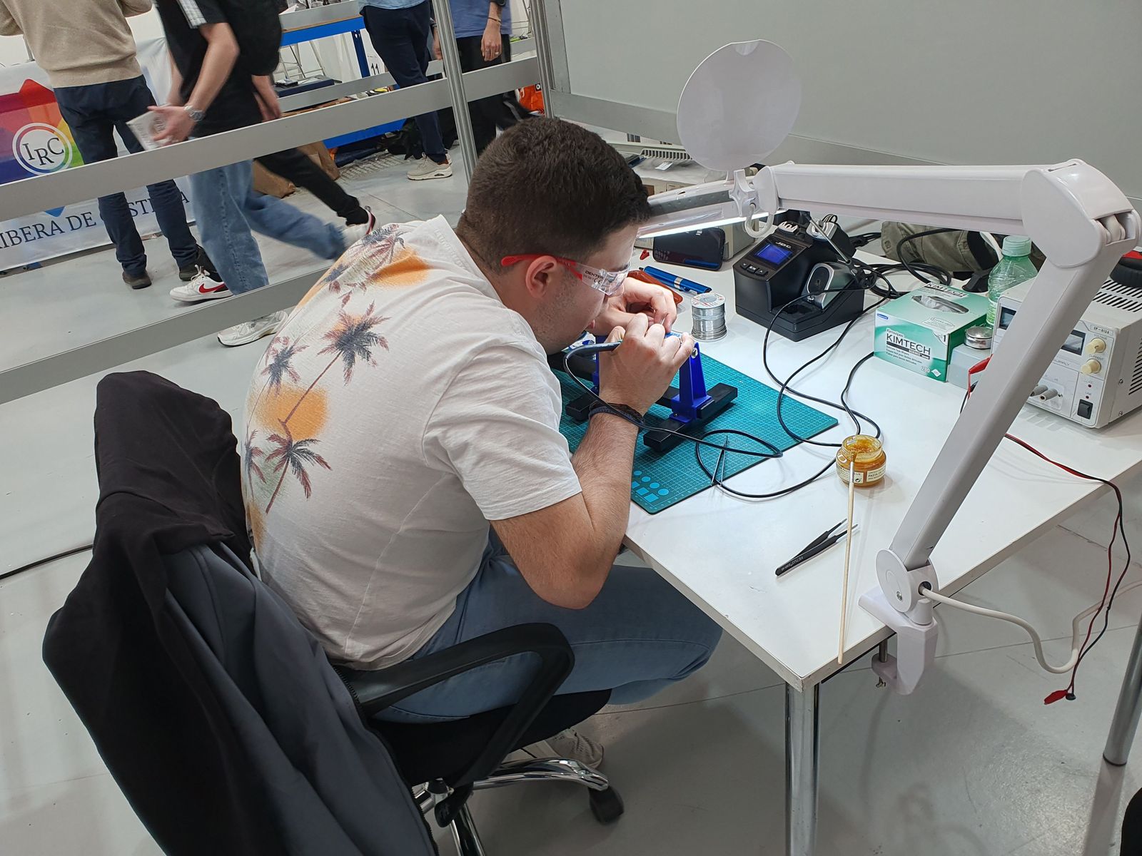 Pablo del Campo durante las pruebas de Electrónica de los CyLSkills