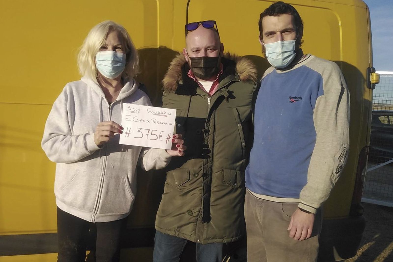 El teniente de alcalde de El Campo, Iván Ramos, junto a responsables del refugio Senda Nathur