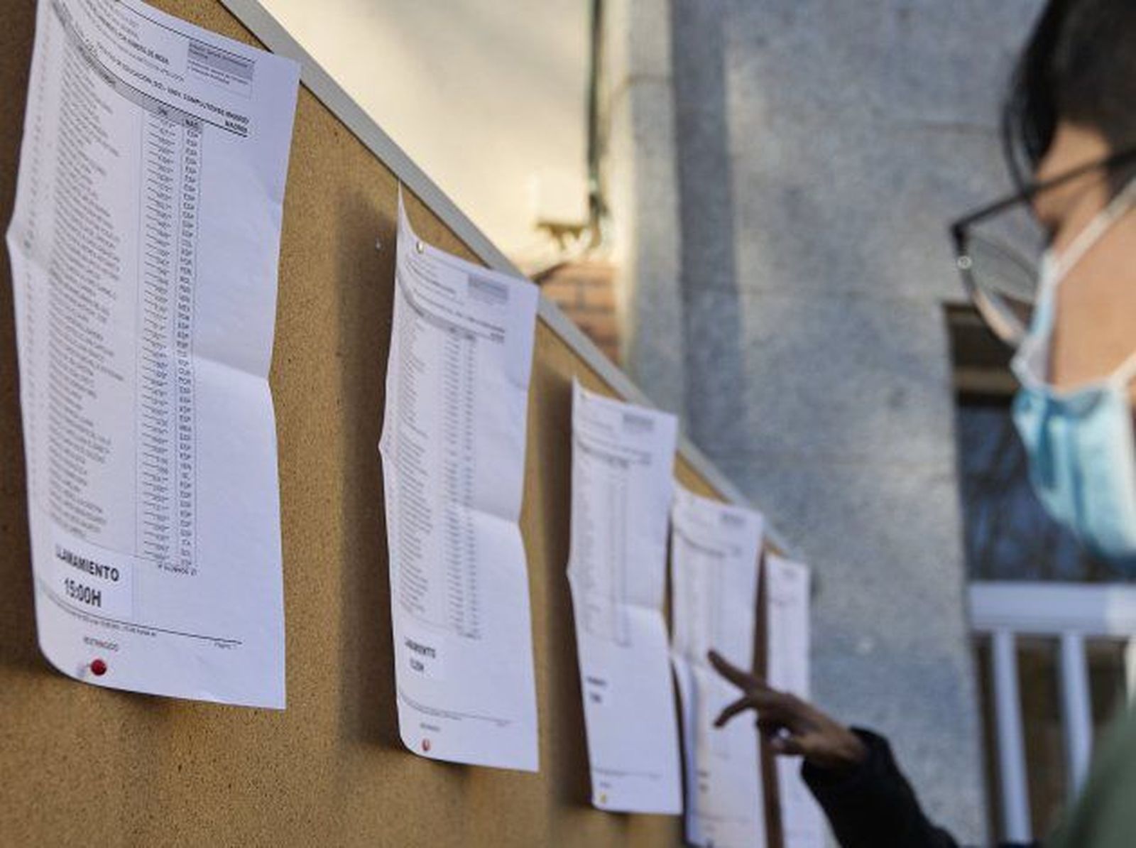 Un joven comprueba unas listas | Europa Press