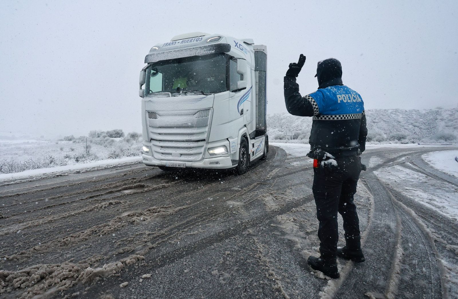 Nieve en la A-66, entre Guijuelo y Bejar