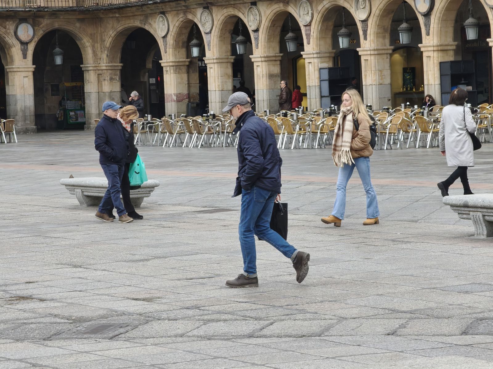 Gente y turistas paseando y haciendo turismo por Salamanca
