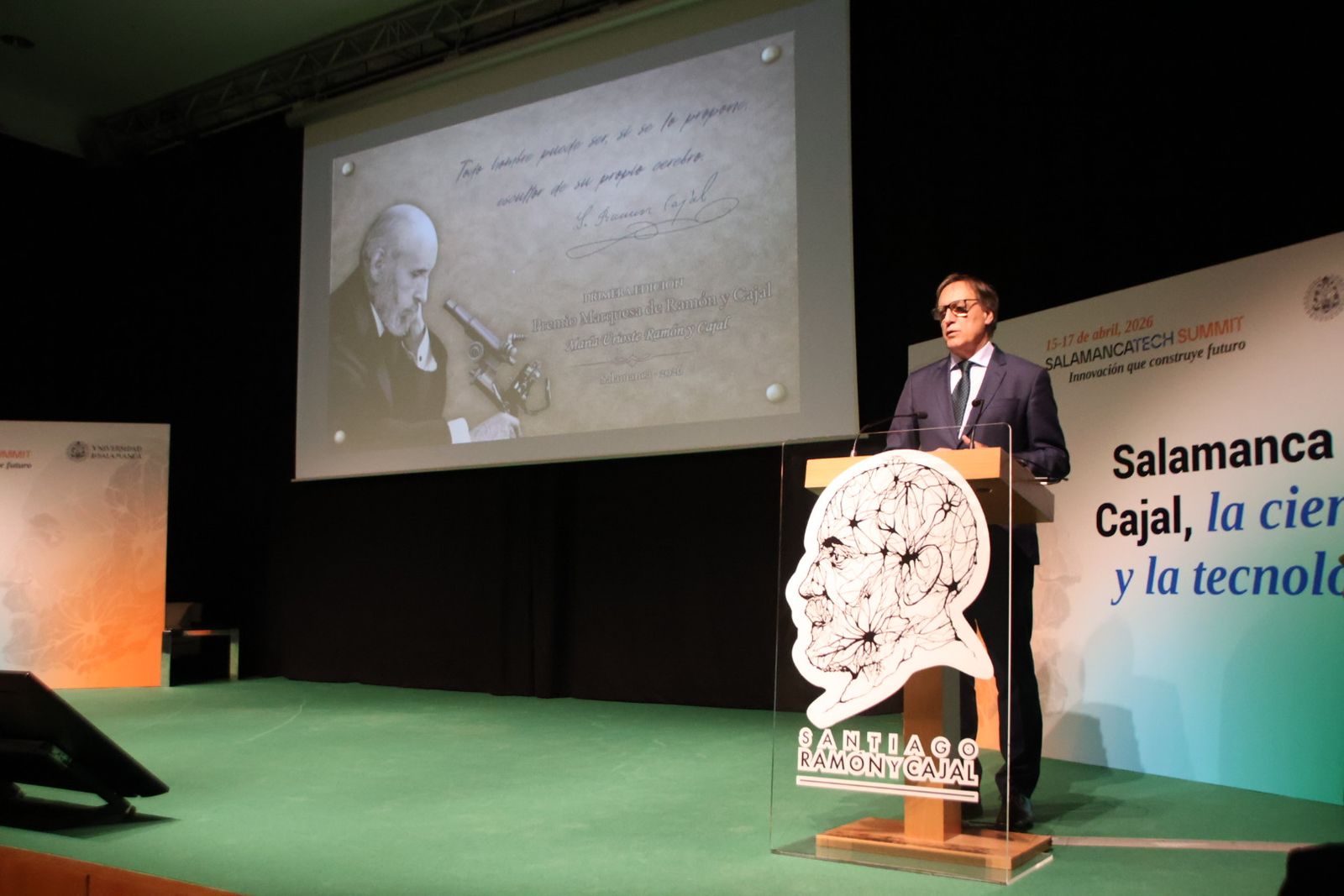 El alcalde de Salamanca, Carlos García Carbayo, recoge los Premios Santiago Ramón y Cajal en el marco de Salamanca Tech Summit