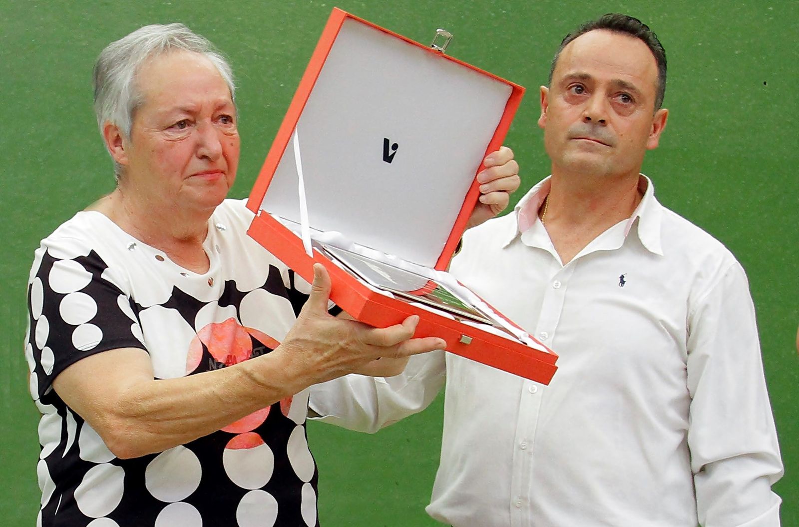 Tinín San Segundo, presidente del San Atilano, entrega una placa a la esposa de Antonio Rodríguez