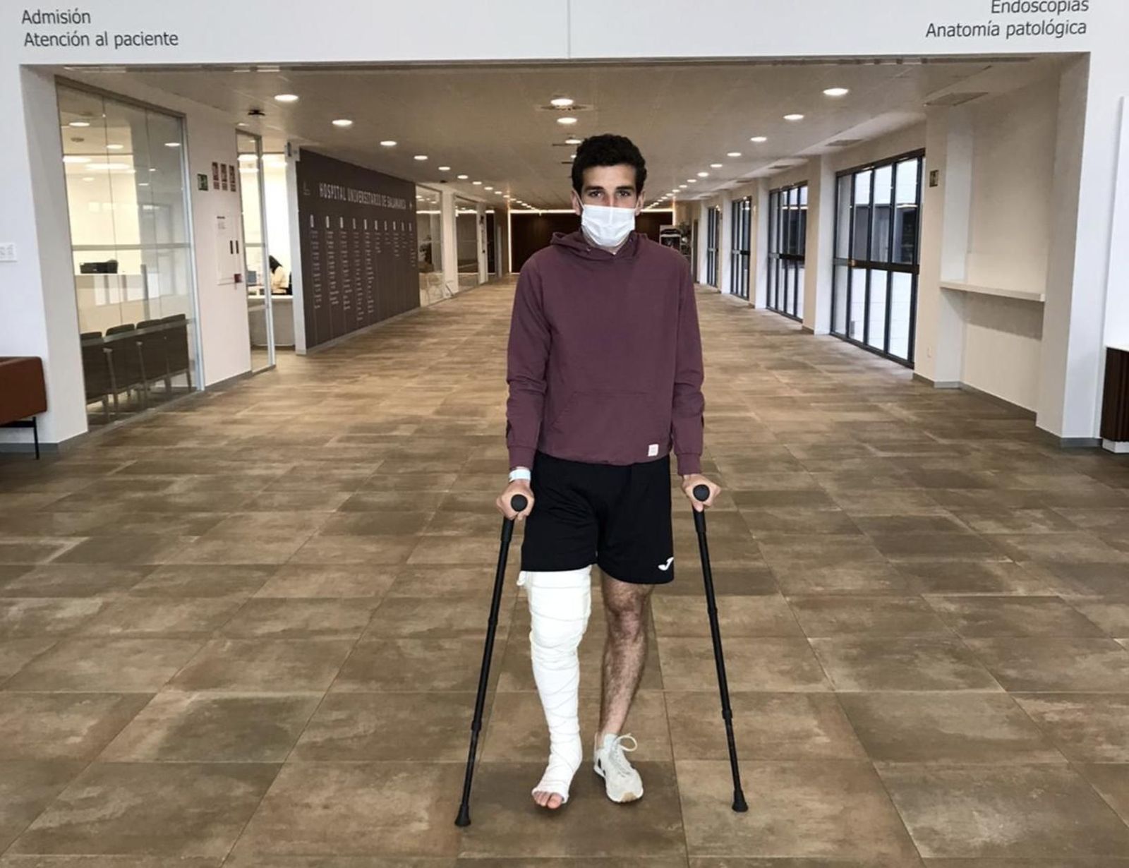 El novillero Valentín Hoyos saliendo del Hospital de Salamanca