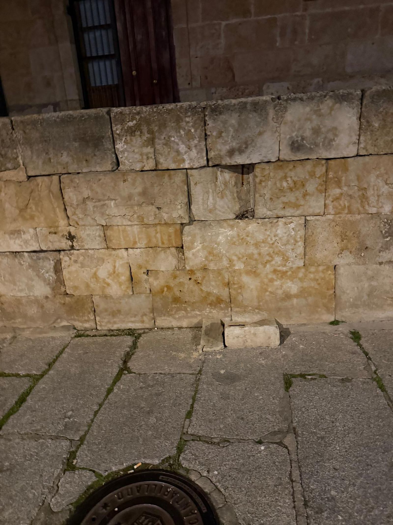 Noche del miércoles, 12 de marzo, en el que una piedra cae de un muro en el paseo de San Gregorio