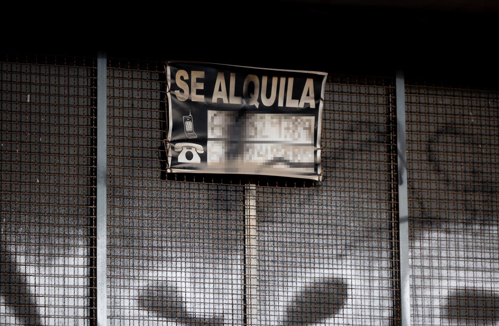 Un cartel anuncia un alquiler. - Eduardo Parra - Europa Press - Archivo