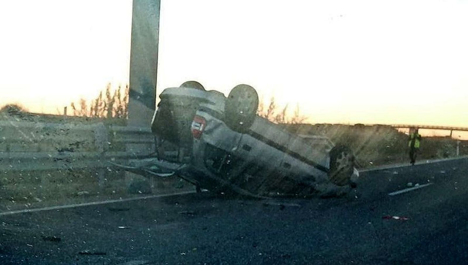 El coche volcado en la A 11