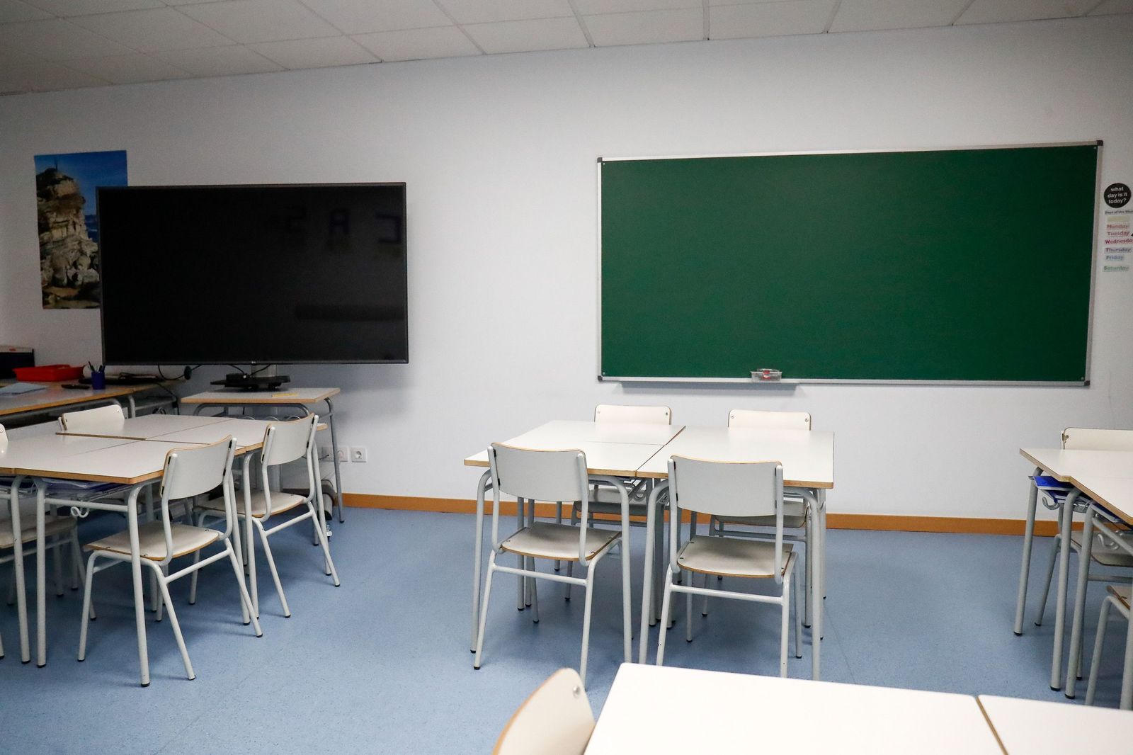 Sillas y mesas de un aula en el interior del Colegio Nobelis de Valdemoro, que debido a la pandemia del coronavirus tendrá que acondicionar sus aulas con medidas de distanciamiento e higiene para el