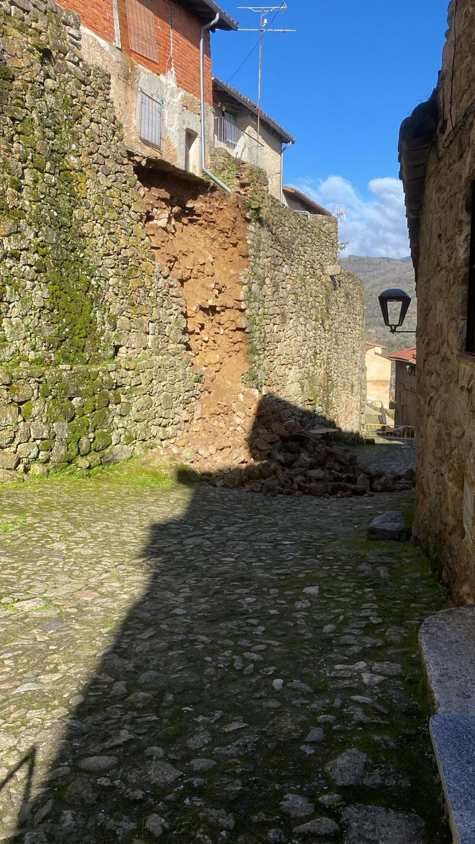 Así quedó la zona afectada tras caer la muralla en la zona afectada de Miranda del Castañar