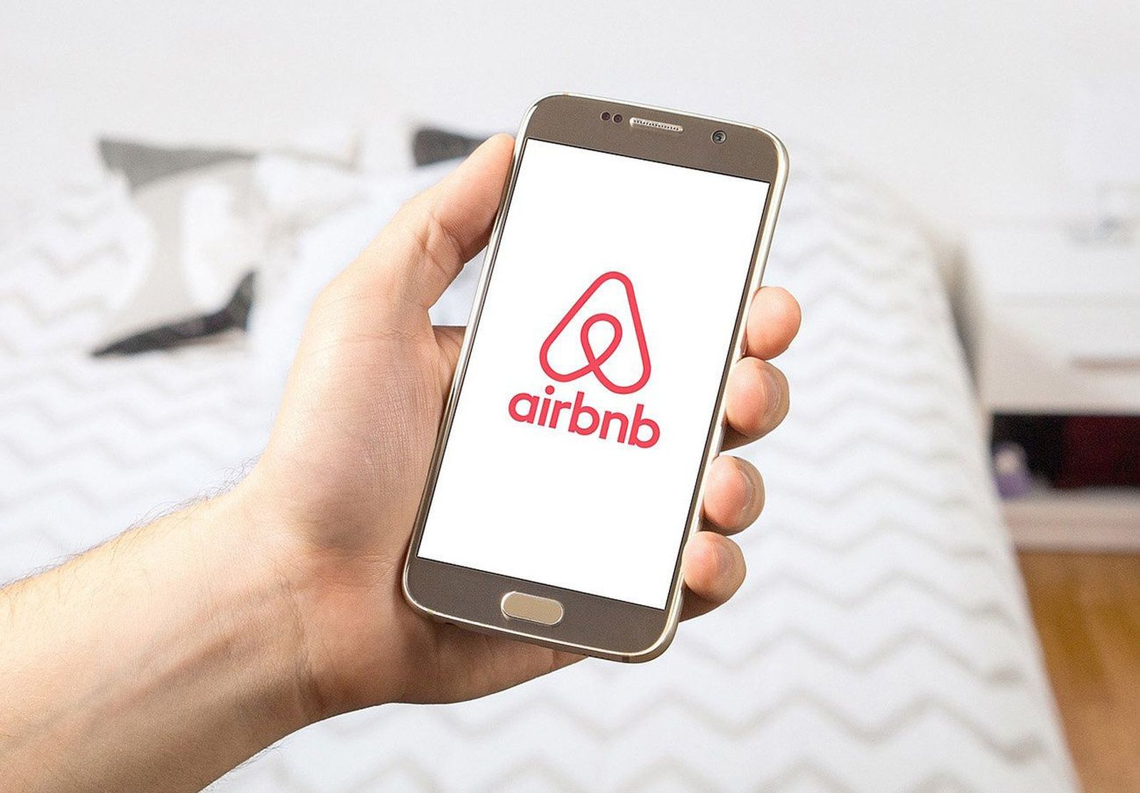 Denuncias contra la plataforma Airbnb por no verificar la propiedad de las viviendas que ofrece y permitir el fraude