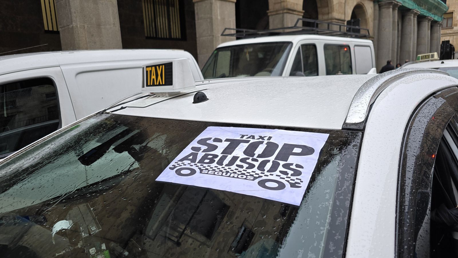 Manifestación taxistas frente a la Subdelegación del Gobierno de Salamanca